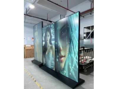 LCD落地款巨幕海报屏现代空间视觉展示的核心载体